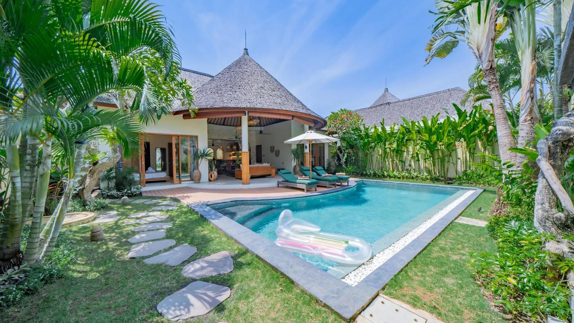 Luxury Balinese Oasis With Private Pool - 2 Br Villa Kerobokan