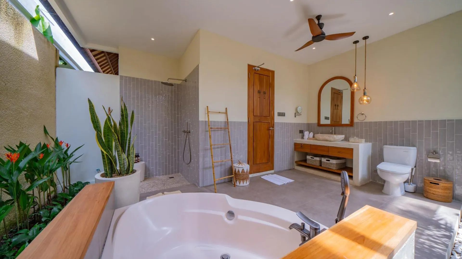 Villa Luxury Balinese Oasis With Private Pool - 2 Br Kerobokan
