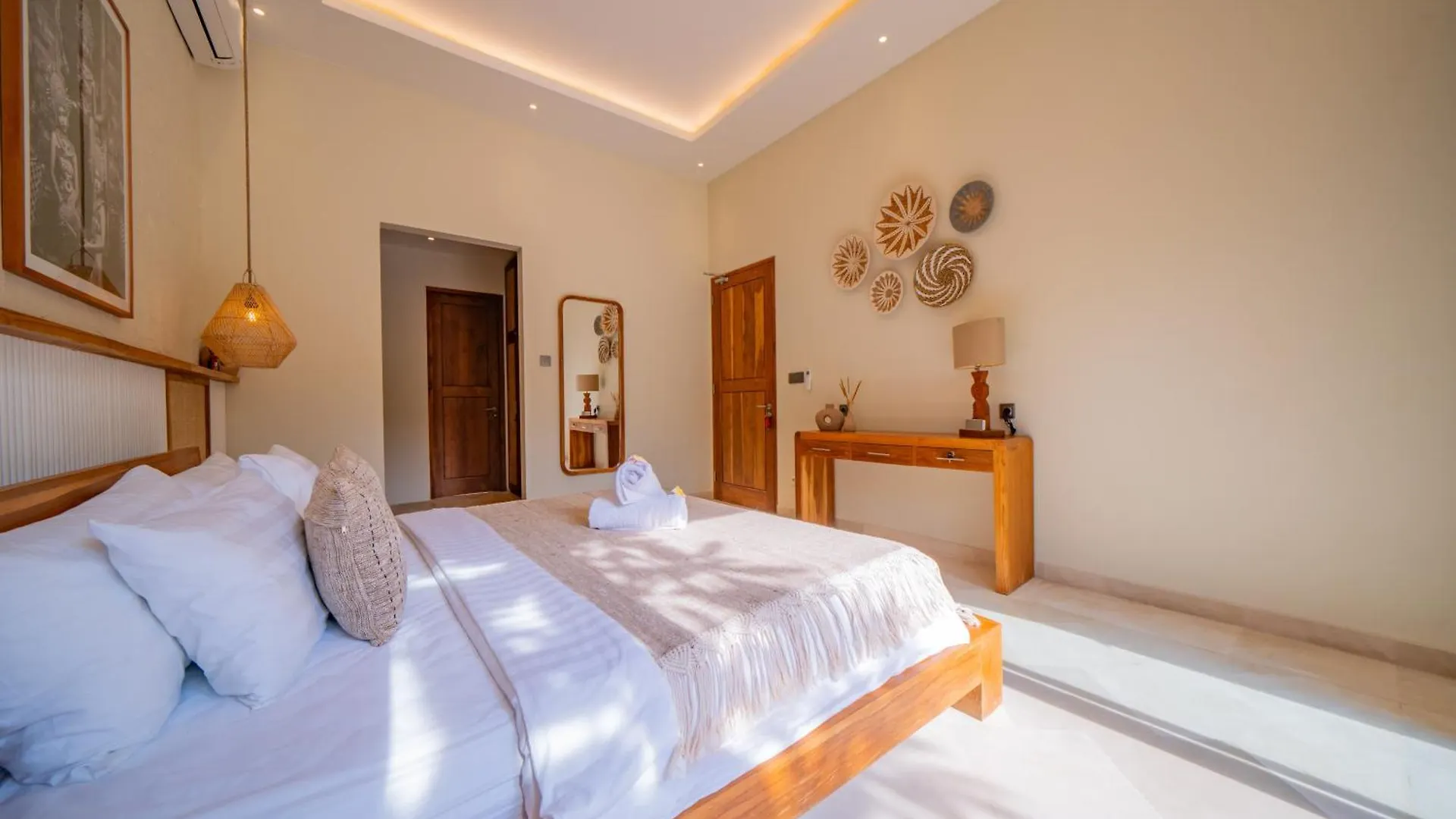 Villa Luxury Balinese Oasis With Private Pool - 2 Br Kerobokan