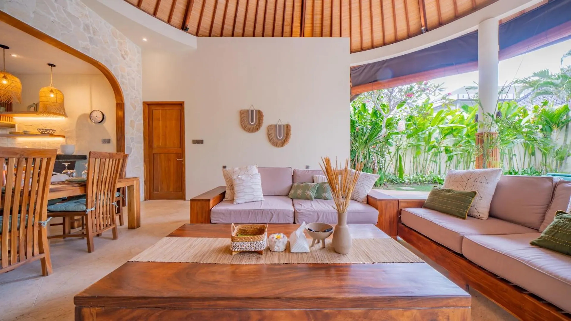Villa Luxury Balinese Oasis With Private Pool - 2 Br Kerobokan